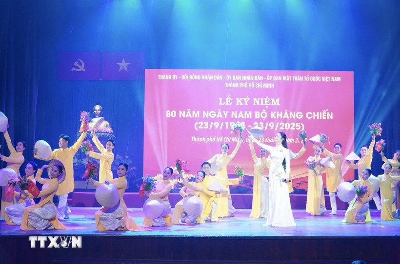 Chương trình nghệ thuật chào mừng tại Lễ kỷ niệm. (Ảnh: Thu Hương/TTXVN)