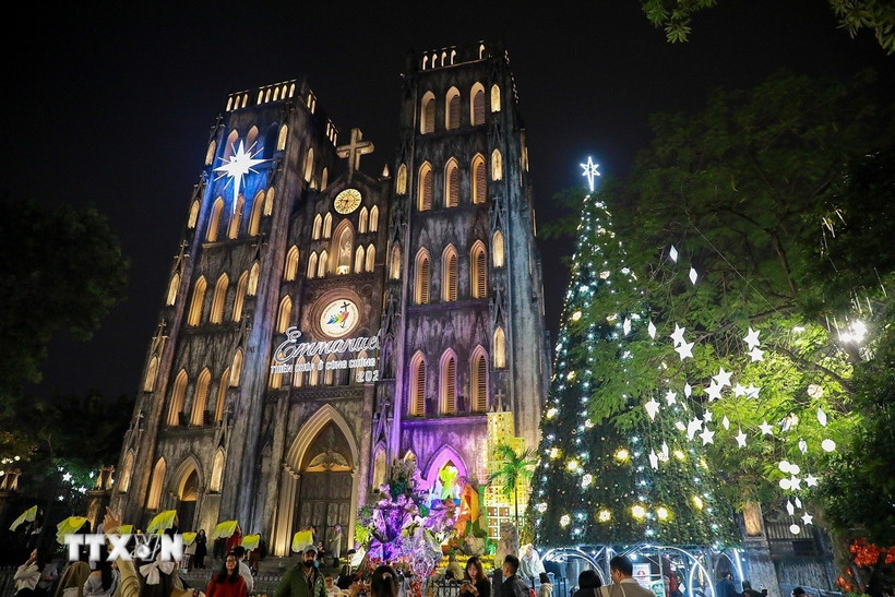 Khu vực Nhà thờ lớn (phường Hoàn Kiếm, Hà Nội) được trang hoàng, chuẩn bị đón lễ Giáng sinh 2025. (Ảnh: Khánh Hòa/TTXVN)