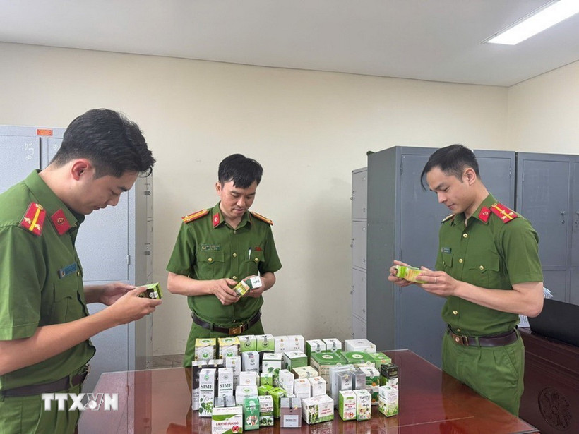 Phòng Cảnh sát Kinh tế triệt phá một đường dây sản xuất, buôn bán thực phẩm chức năng giả. (Ảnh: TTXVN phát)