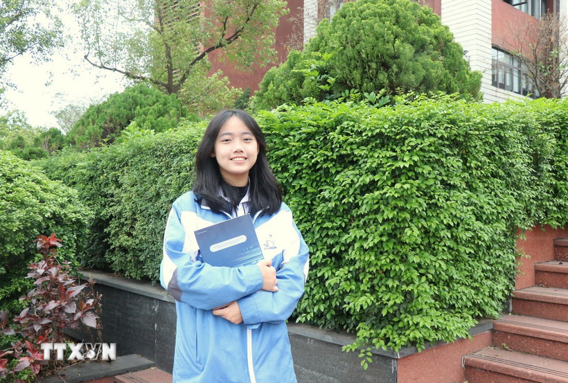 Nữ sinh Trường THPT Chuyên Bắc Ninh Trương Thanh Xuân luôn lạc quan trên hành trình chinh phục tri thức. (Ảnh: Thanh Thương/TTXVN)