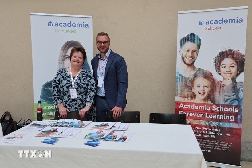 Gian hàng giới thiệu về các chương trình giáo dục của tổ chức Academia Group tại sự kiện VietnamDay 2025. (Ảnh: Anh Hiển/TTXVN)