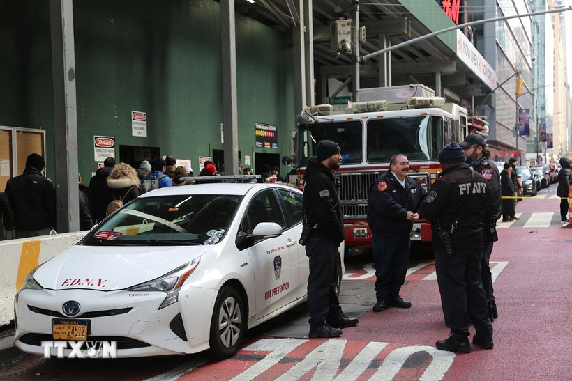 Cảnh sát gác tại Quảng trường Thời đại ở New York, Mỹ ngày 31/12/2024. (Ảnh: THX/TTXVN)