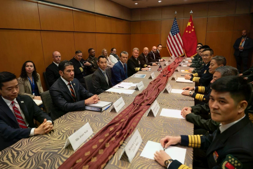 Bộ trưởng Quốc phòng Mỹ Pete Hegseth gặp Bộ trưởng Quốc phòng Trung Quốc Đổng Quân bên lề Hội nghị Bộ trưởng Quốc phòng ASEAN mở rộng. (Nguồn: X)