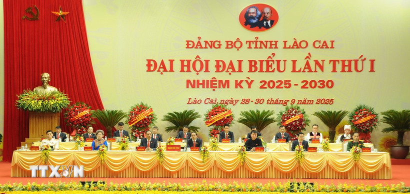 Đoàn Chủ tịch điều hành Đại hội. (Ảnh: Tuấn Khôi/TTXVN)