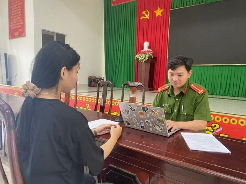 Em T. trao đổi với cơ quan chức năng về sự việc em bị lừa “bắt cóc online.” (Ảnh: Công an cung cấp)