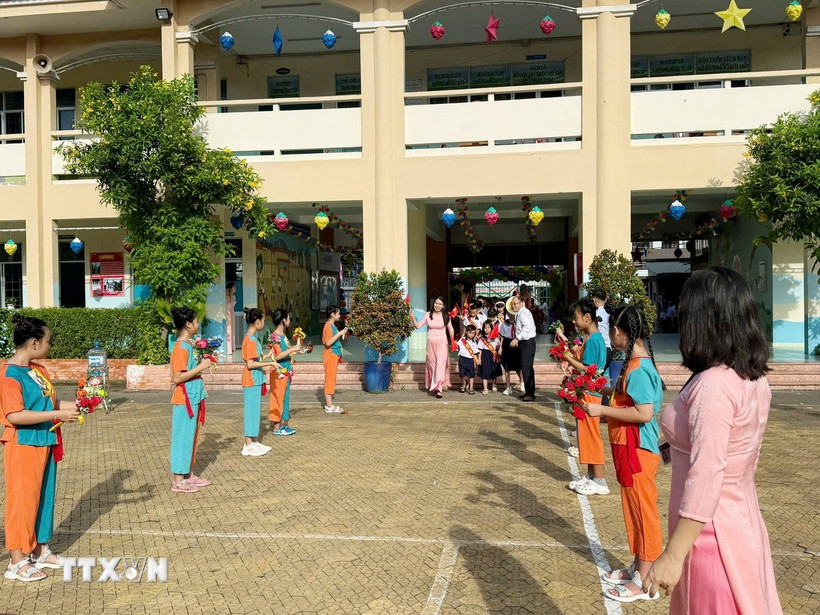 Khai giảng năm học mới tại Trường Tiểu học Bùi Văn Mới (phường Phước Long, Thành phố Hồ Chí Minh). (Ảnh: Thu Hoài/TTXVN)