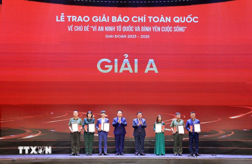 Ông Nguyễn Trọng Nghĩa, Ủy viên Bộ Chính trị, Bí thư Trung ương Đảng, Trưởng Ban Tuyên giáo và Dân vận Trung ương và ông Nguyễn Xuân Thắng, Ủy viên Bộ Chính trị, Giám đốc Học viện chính trị Quốc gia Hồ Chí Minh, Chủ tịch Hội đồng lý luận Trung ương trao giải Nhất cho các tác giả đạt giải. (Ảnh: Tuấn Anh/TTXVN)