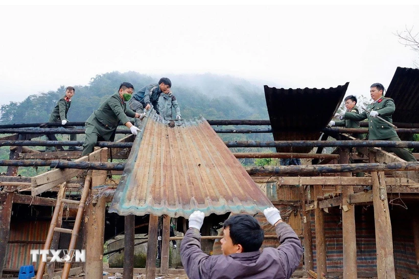 Cán bộ, chiến sỹ Công an phối hợp với người dân chung tay xóa nhà tạm, nhà dột nát. (Ảnh: Quý Trung/TTXVN)