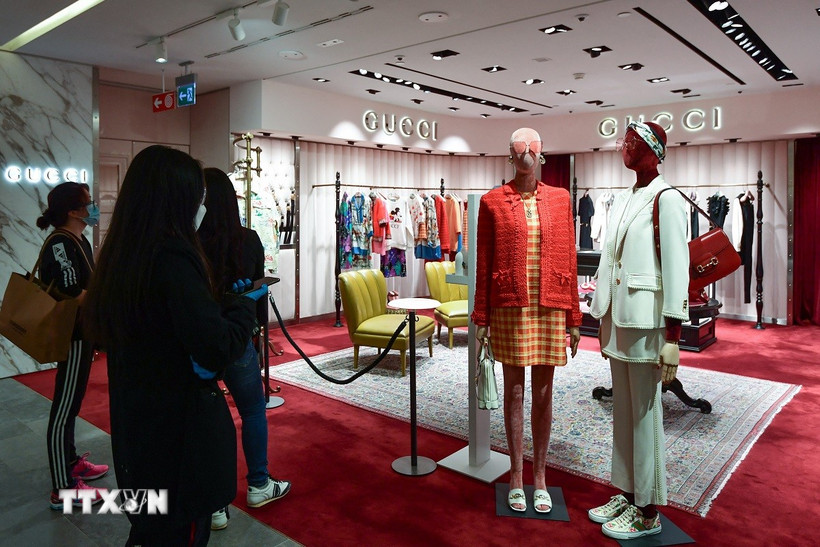 Cửa hàng của hãng thời trang xa xỉ Gucci tại thành phố Milan, Italy. (Ảnh: AFP/TTXVN)