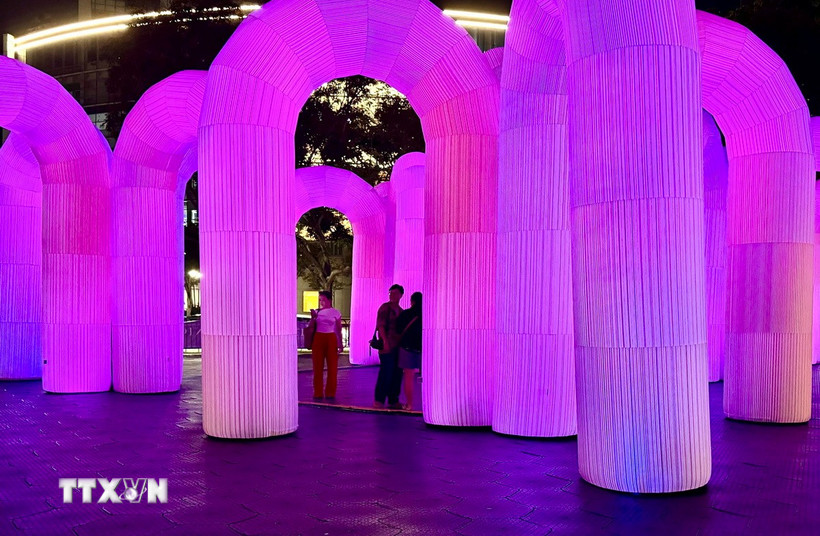 Sky Castle, một tác phẩm ánh sáng đổi màu cùng âm nhạc giao hưởng thư giãn tại Cathay Green. (Ảnh: Đỗ Vân/TTXVN)