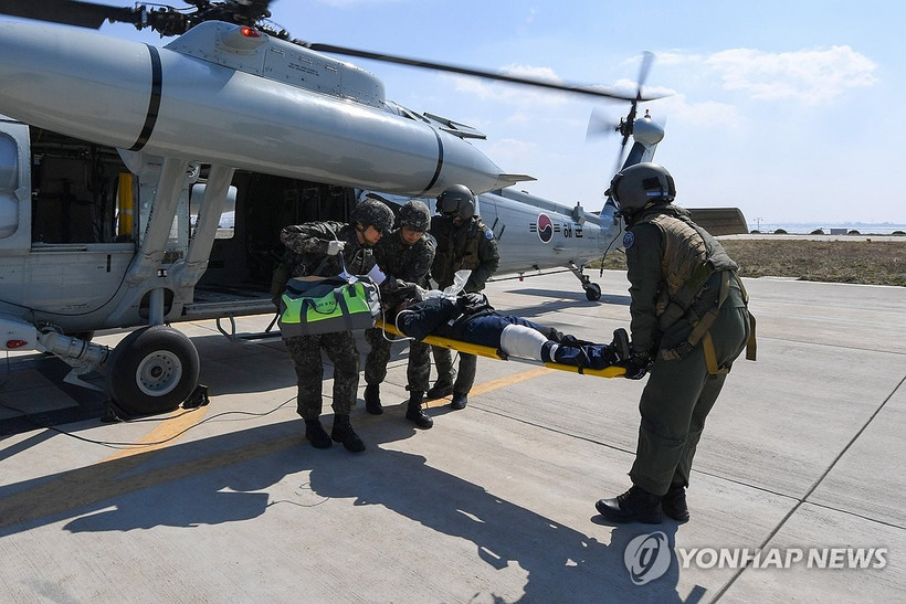 Binh sỹ Hàn Quốc tham gia một cuộc tập trận sơ tán y tế trên đảo Deokjeok ở biển Hoàng Hải. (Nguồn: Yonhap)
