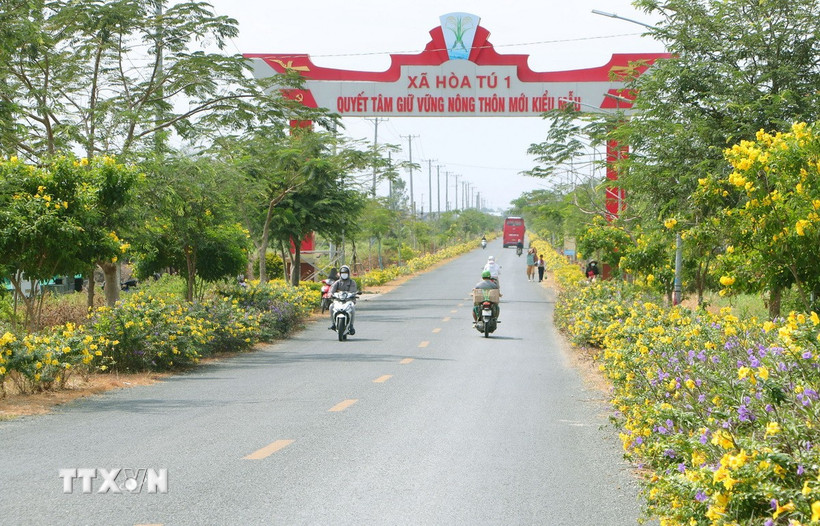 Đường giao thông về xã nông thôn mới kiểu mẫu Hòa Tú 1, huyện Mỹ Xuyên, Sóc Trăng cũ. (Ảnh: Tuấn Phi/TTXVN)