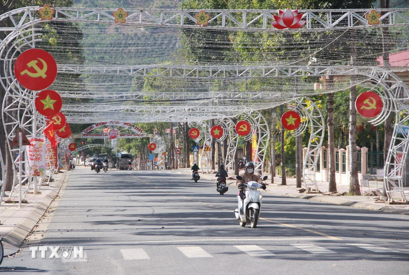 Ra quân làm đường giao thông nông thôn ở thôn Măng La xã Ngọk Bay thành phố Kon Tum (Kon Tum). (Ảnh: Cao Nguyên/TTXVN)