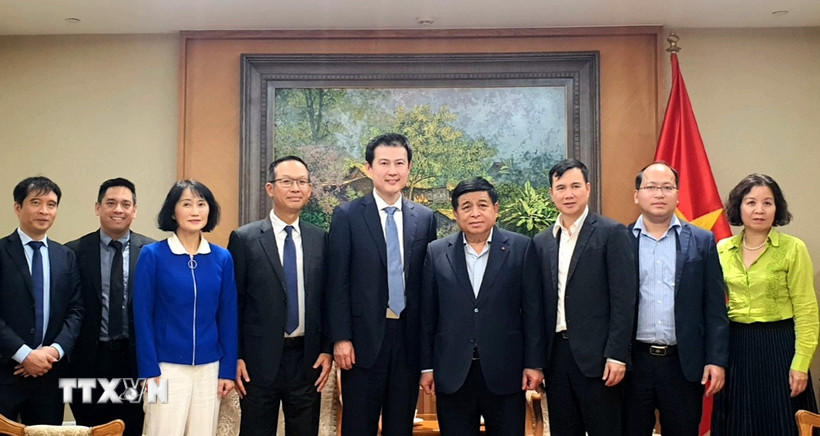 Phó Thủ tướng Nguyễn Chí Dũng chụp ảnh chung cùng đoàn công tác Tập đoàn Qualcomm. (Ảnh: Chu Thanh Vân/TTXVN)