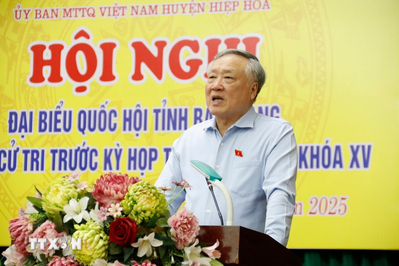 Phó Thủ tướng Thường trực Chính phủ Nguyễn Hòa Bình phát biểu tại buổi tiếp xúc cử tri. (Ảnh: Đồng Thúy/TTXVN)