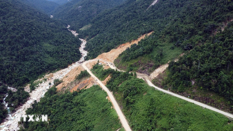 Cung đèo xảy ra vụ sạt lở thảm khốc làm 6 người thiệt mạng trong đêm 16/11, làm toàn bộ đèo Khánh Lê tê liệt trong hơn 1 tháng qua. (Ảnh: TTXVN phát)