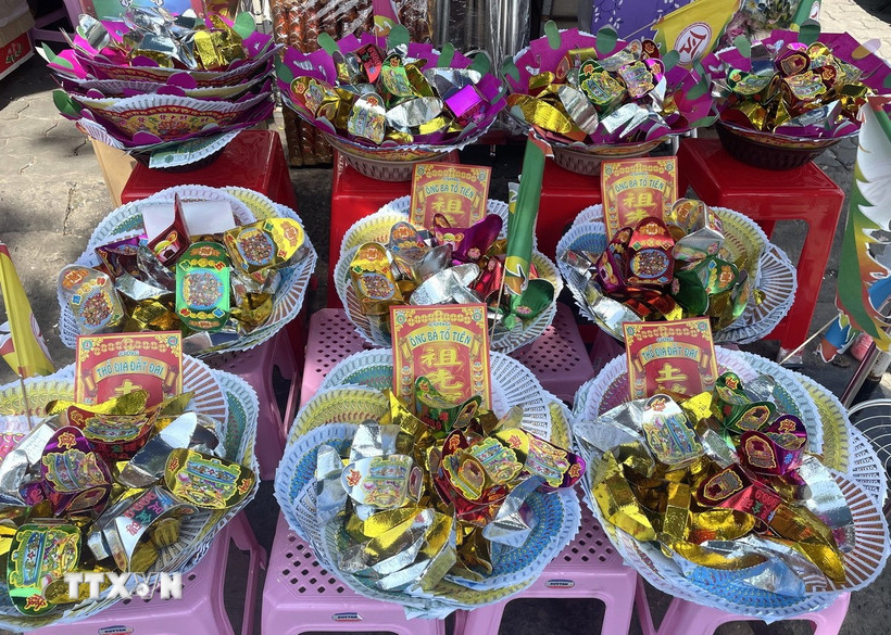 Vàng mã cúng Rằm tháng Bảy được sắp sẵn phục vụ nhu cầu của người dân tại chợ truyền thống trên địa bàn phường Tân Thuận, Thành phố Hồ Chí Minh. (Ảnh: Hương Giang/TTXVN)