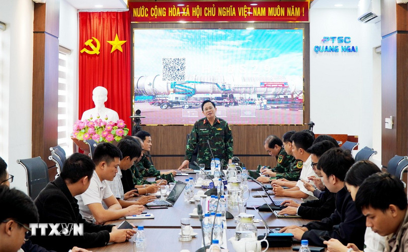 Đại tá Phạm Minh Nhật, Phó Cục trưởng Cục Xăng dầu, thông tin tại buổi họp báo. (Ảnh: Phạm Cường/TTXVN)