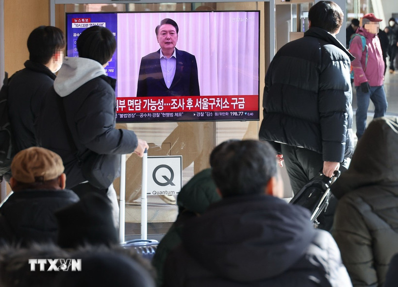 Người dân theo dõi bài phát biểu của Tổng thống Hàn Quốc Yoon Suk Yeol được phát qua video từ tư dinh ở Seoul, ngày 15/1. (Ảnh: YONHAP/TTXVN)