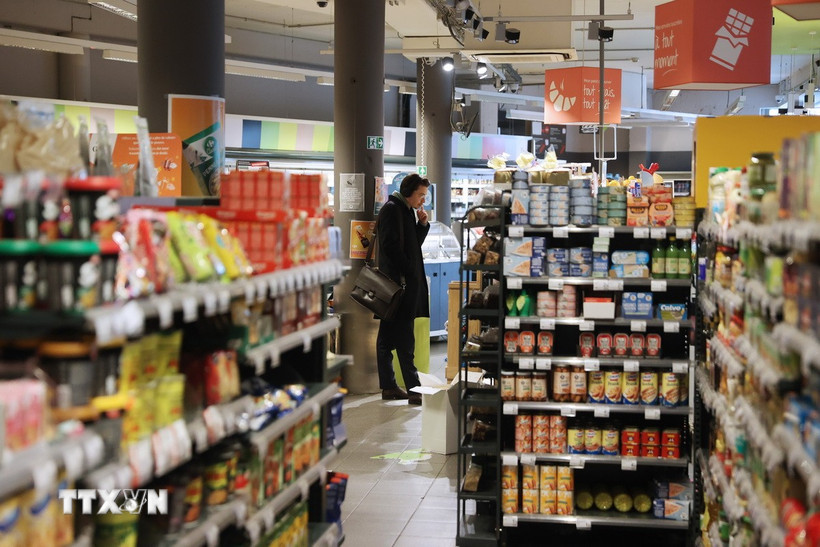 Người dân mua sắm tại siêu thị ở Brussels, Bỉ. (Ảnh: THX/TTXVN)