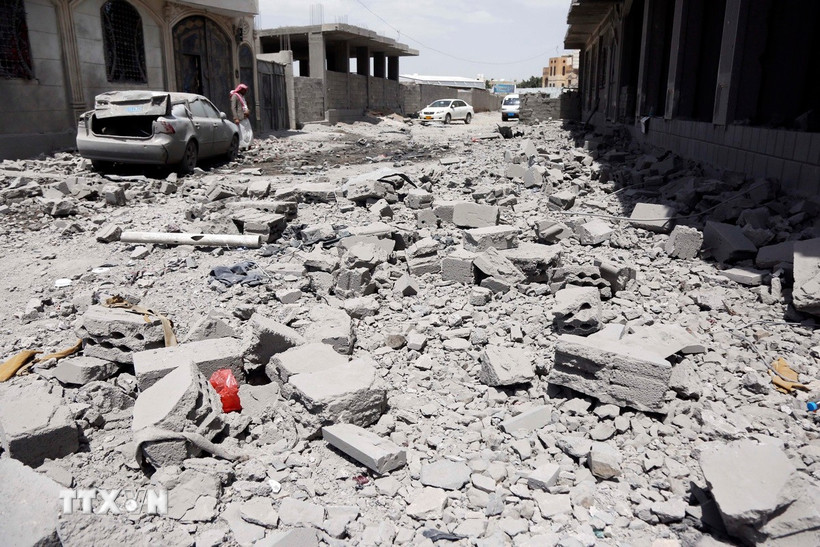 Cảnh đổ nát sau các cuộc không kích nhằm vào các mục tiêu của Houthi tại Sanaa, Yemen. (Ảnh: THX/TTXVN)