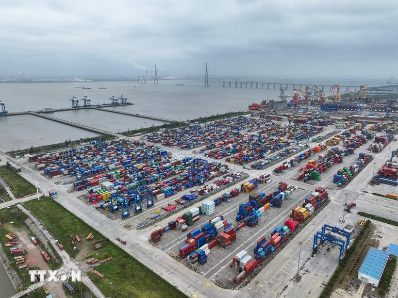 Quang cảnh cảng hàng hóa tại tỉnh Giang Tô, Trung Quốc. (Ảnh: THX/TTXVN)