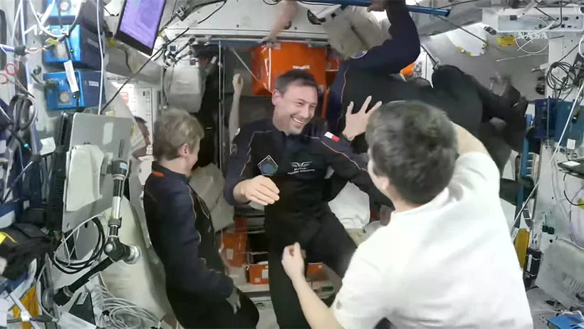 Thành viên phi hành đoàn Ax-4 và phi hành gia của Cơ quan Vũ trụ Châu Âu Sławosz Uznański-Wiśniewski chào phi hành gia trạm vũ trụ Anne McClain (áo sơ mi trắng, quay lưng lại với máy ảnh) sau khi bay vào trạm vũ trụ. (Nguồn: NASA)