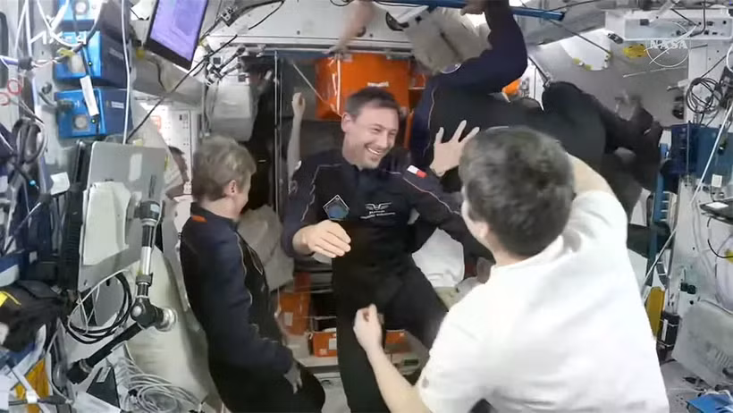 Thành viên phi hành đoàn Ax-4 và phi hành gia của Cơ quan Vũ trụ Châu Âu Sławosz Uznański-Wiśniewski chào phi hành gia trạm vũ trụ Anne McClain (áo sơ mi trắng, quay lưng lại với máy ảnh) sau khi bay vào trạm vũ trụ. (Nguồn: NASA)