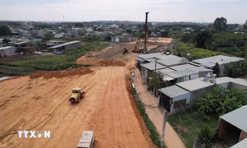 Thi công cao tốc Biên Hòa-Vũng Tàu đoạn qua thành phố Biên Hòa. (Ảnh: Công Phong/TTXVN)