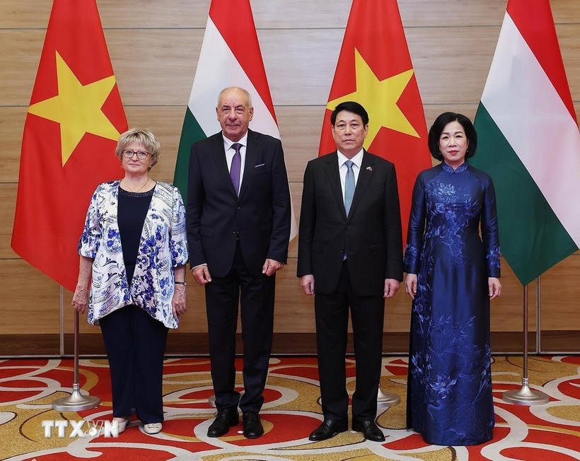 Chủ tịch nước Lương Cường và Phu nhân đón Tổng thống Hungary Sulyok Tamas và Phu nhân dự tiệc chiêu đãi. (Ảnh: Lâm Khánh/TTXVN)