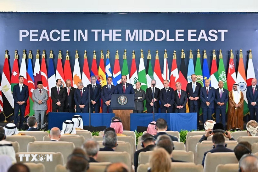 Tổng thống Ai Cập Abdel Fattah al-Sisi (giữa) phát biểu tại hội nghị thượng đỉnh về ngừng bắn tại Gaza, ở Sharm el-Sheikh, Ai Cập, ngày 13/10. (Ảnh: THX/TTXVN)