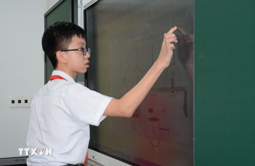 Học sinh sử dụng công nghệ hiện đại để làm bài tại phòng học số. (Ảnh: Văn Dũng/TTXVN)
