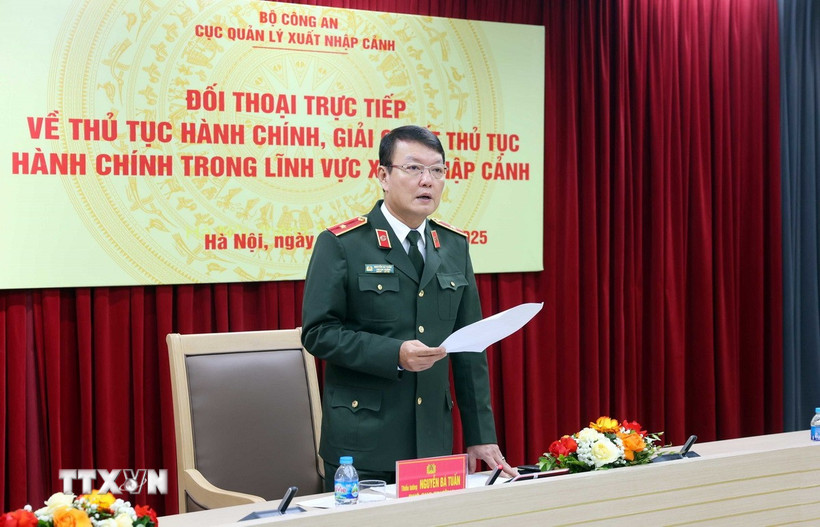 Thiếu tướng Nguyễn Bá Tuấn, Phó Cục trưởng Cục Quản lý xuất nhập cảnh, Bộ Công an, phát biểu. (Ảnh: Phạm Kiên/TTXVN)