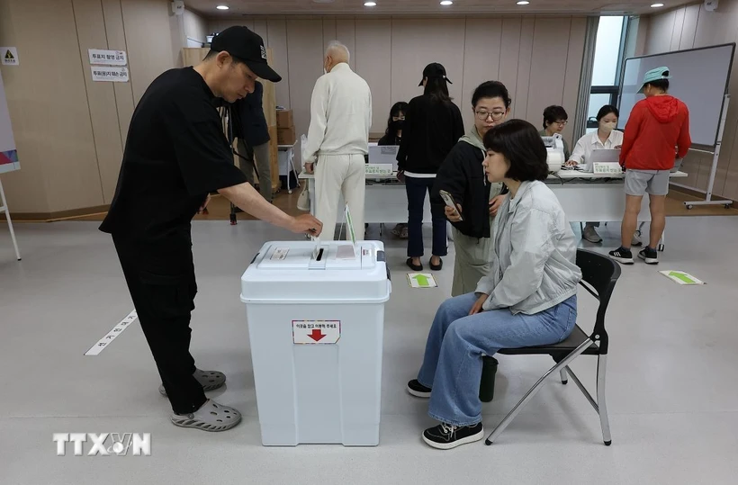 Cử tri bỏ phiếu sớm bầu Tổng thống tại điểm bầu cử ở Seoul, Hàn Quốc. (Ảnh: Yonhap/TTXVN)