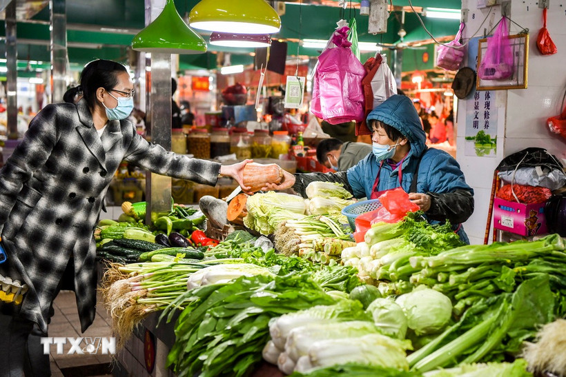Người tiêu dùng mua sắm tại chợ ở Khu tự trị dân tộc Choang Quảng Tây, Trung Quốc. (Ảnh: THX/TTXVN)