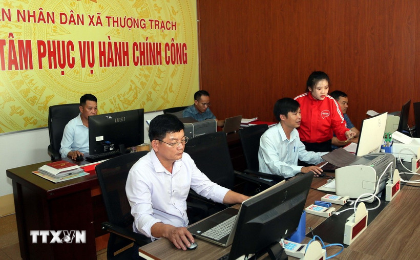 Cán bộ Trung tâm hành chính công xã Thượng Trạch (Quảng Trị) nỗ lực cố gắng để chuyển đổi số, xây dựng chính quyền điện tử. (Ảnh: Tá Chuyên/TTXVN)