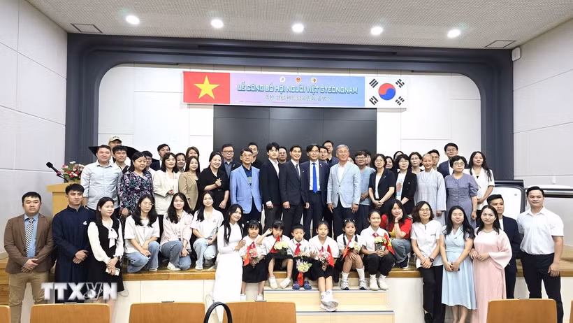 Các đại biểu và khách mời chụp ảnh lưu niệm tại buổi lễ. (Ảnh: Đức Thắng/TTXVN)