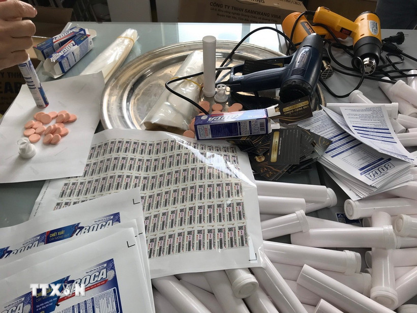 Tang vật một vụ sản xuất, buôn bán thực phẩm bảo vệ sức khỏe giả. (Ảnh: TTXVN phát)