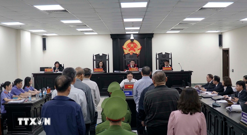 Quang cảnh phiên tòa xét xử sơ thẩm 8 bị cáo trong vụ sai phạm tại Tổng Công ty Chè Việt Nam. (Ảnh: Kim Anh/TTXVN)