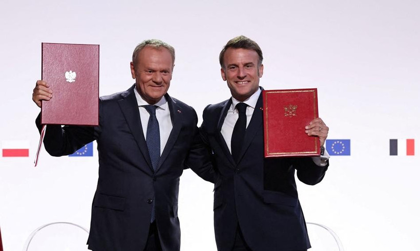 Tổng thống Pháp Emmanuel Macron (phải) và Thủ tướng Ba Lan Donald Tusk ký hiệp ước hợp tác và hữu nghị mới. (Nguồn: Bankier.pl)