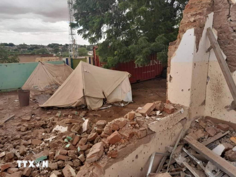 Cảnh đổ nát tại trung tâm y tế ở El Fasher, Bắc Darfur, Sudan sau vụ tấn công của Lực lượng Hỗ trợ Nhanh (RSF). (Ảnh: THX/TTXVN)