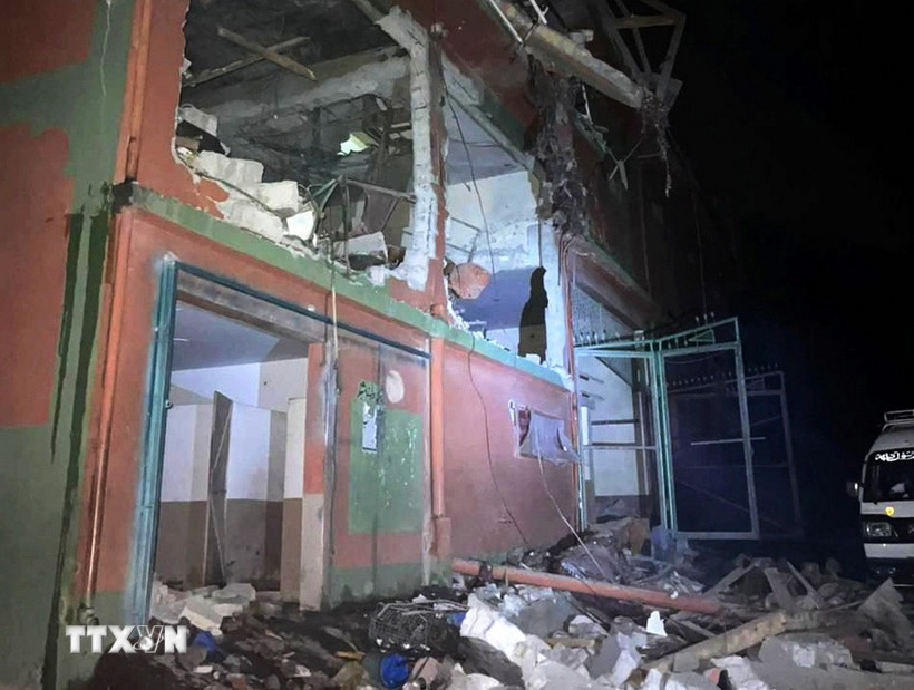 Tòa nhà bị phá hủy sau vụ tấn công bằng tên lửa của Ấn Độ tại Muzaffarabad thuộc khu vực Kashmir do Pakistan quản lý, ngày 7/5. (Ảnh: THX/TTXVN)