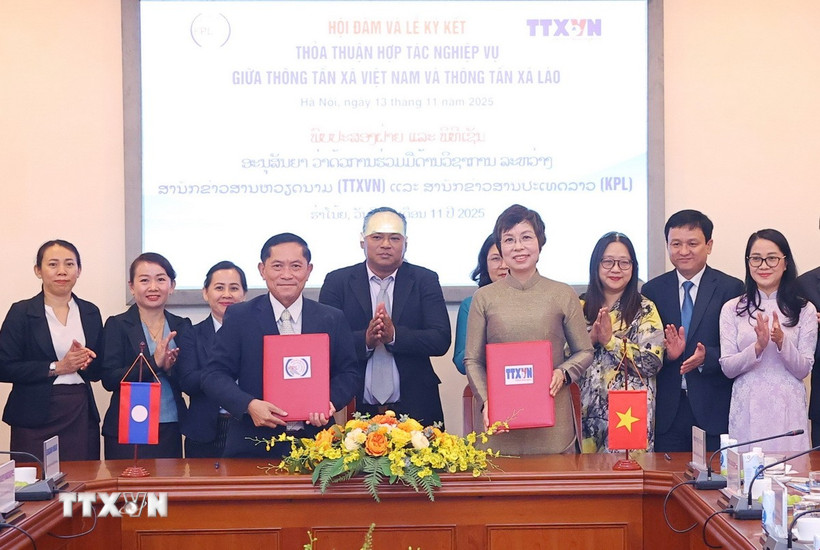 Tổng Giám đốc Thông tấn xã Việt Nam Vũ Việt Trang ký kết thỏa thuận hợp tác nghiệp vụ với Tổng Giám đốc Thông tấn xã Pathet Lào Vannasin Simmavong. (Ảnh: Văn Điệp/TTXVN)