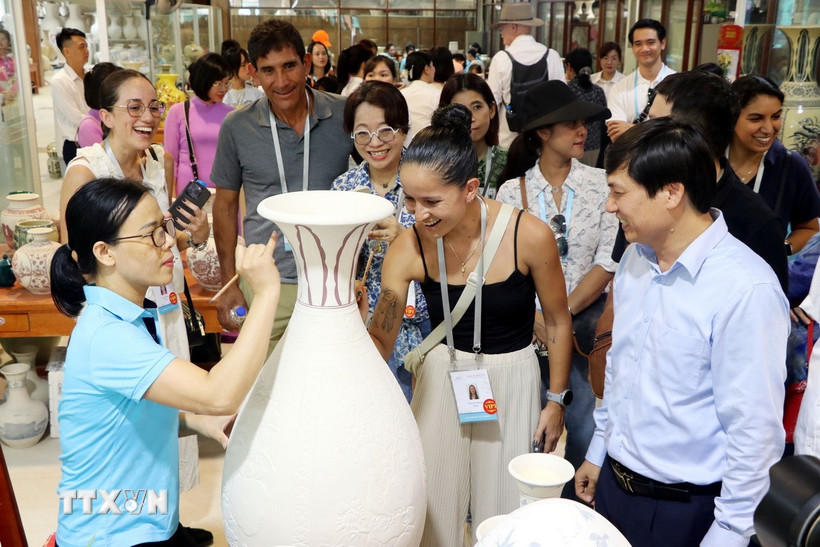 https://media.vietnamplus.vn/images/2a704d37e71eca4bc8d828578ad6d6d6bf71f3c8ce7cff507c4cd459b2e5fe9c4b43bd070a7f4ae47a8ef807d4a18a28/ttxvn-gom-chu-dau-2.jpg