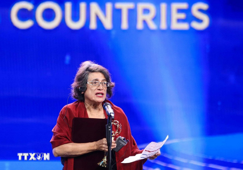 Giáo sư María Esperanza Martínez-Romero được trao Giải đặc biệt dành cho “Nhà khoa học đến từ các nước đang phát triển” vì những tiến bộ trong nghiên cứu sinh thái vi sinh vật và cơ chế cố định nitơ cộng sinh tại các hệ sinh thái nhiệt đới. (Ảnh: Hoàng Hiếu/TTXVN)