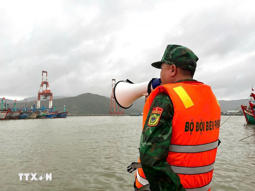 Bộ đội biên phòng Gia Lai kêu gọi tàu thuyền và ngư dân vào bờ tránh trú bão. (Ảnh: TTXVN phát)