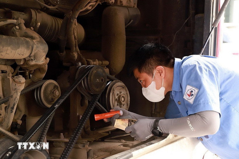 Đăng kiểm viên kiểm tra số khung, số máy của các phương tiện đến đăng kiểm. (Ảnh: Vân Chi/TTXVN phát)