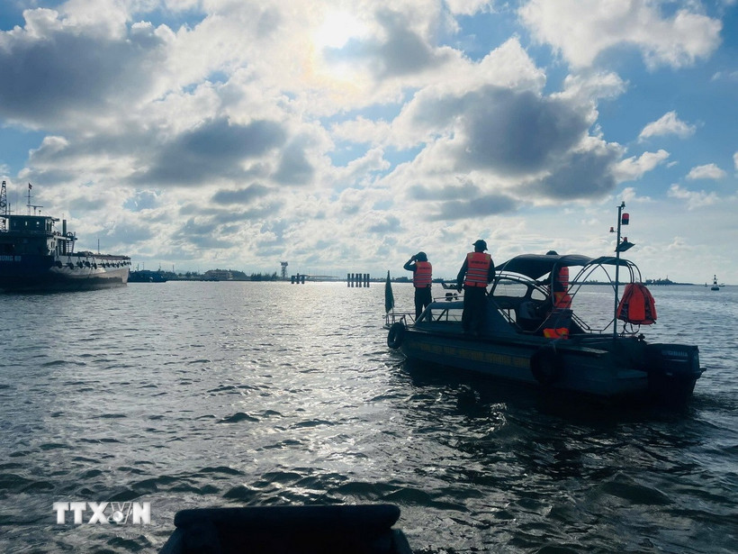 Kêu gọi tàu thuyền vào bờ tránh trú bão số 12. (Ảnh: Mai Trang/TTXVN)