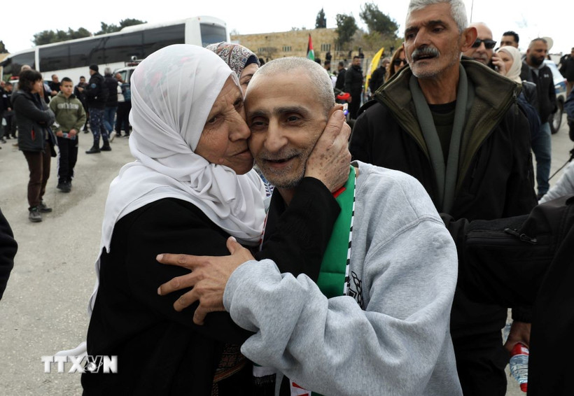Người thân đón các tù nhân Palestine được trả tự do tại thành phố Ramallah, Khu Bờ Tây, ngày 1/2. (Ảnh: THX/TTXVN)