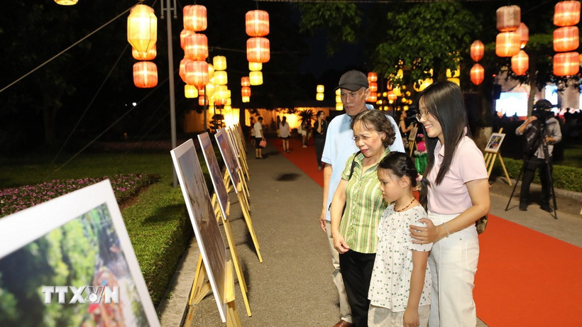 Người dân Thủ đô tham quan triển lãm ảnh Cuộc thi vẽ tranh thiếu nhi quốc tế “Em yêu Hà Nội -Thành phố vì hòa bình” năm 2024. (Ảnh: Nguyễn Việt/TTXVN)